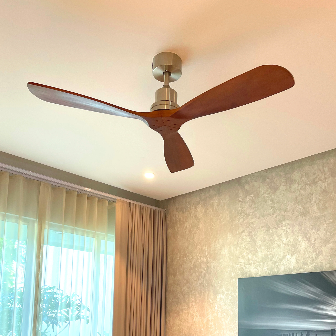 Ventilador Eeros 52″ instalado en sala amplia