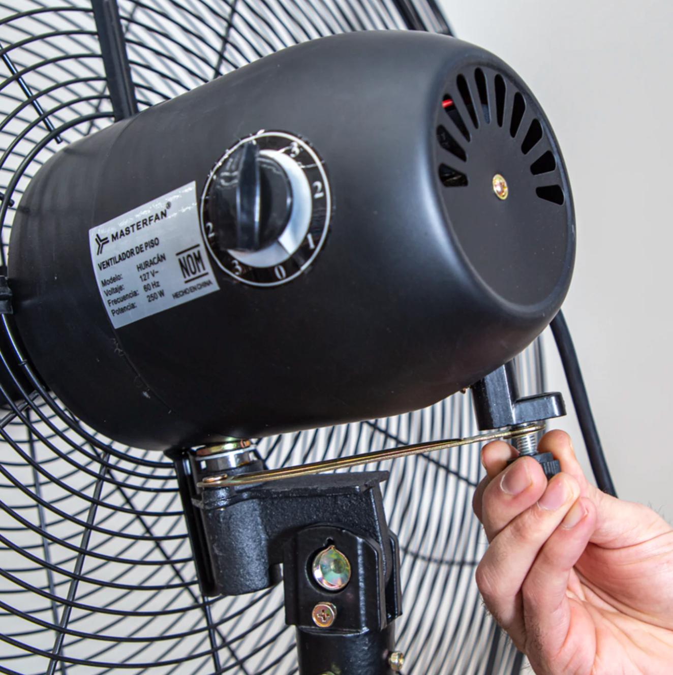 Ventilador Huracán 30″ instalado en pared