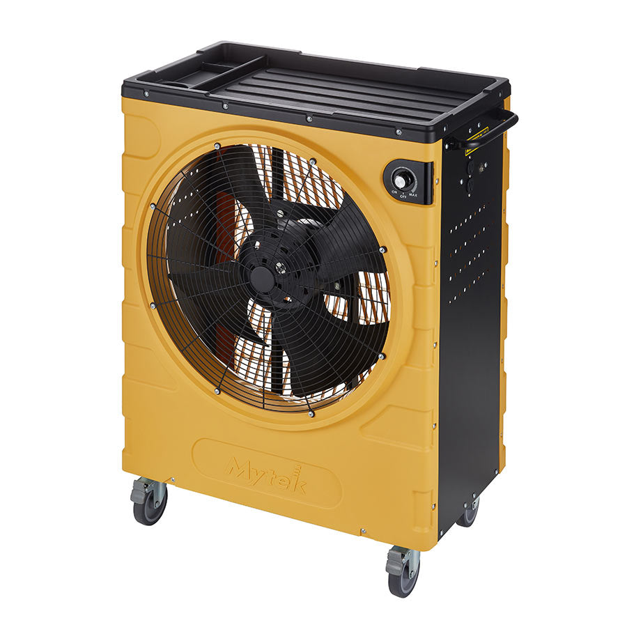 Ventilador MYTEK 3414 en uso en taller industrial con aspas tipo turbina de 22 pulgadas