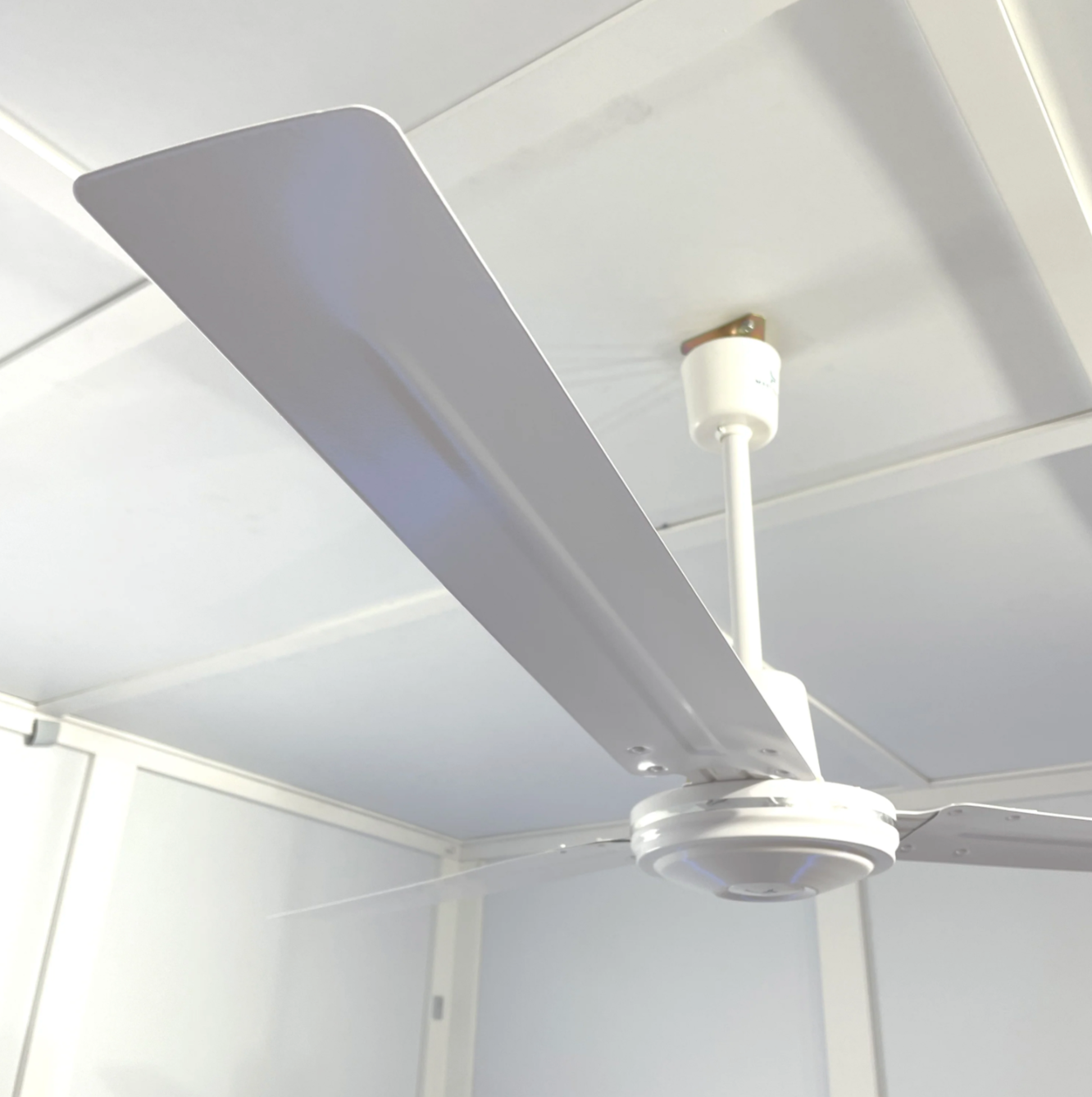 Ventilador Prometheus 56″ Blanco funcionando en espacio amplio
