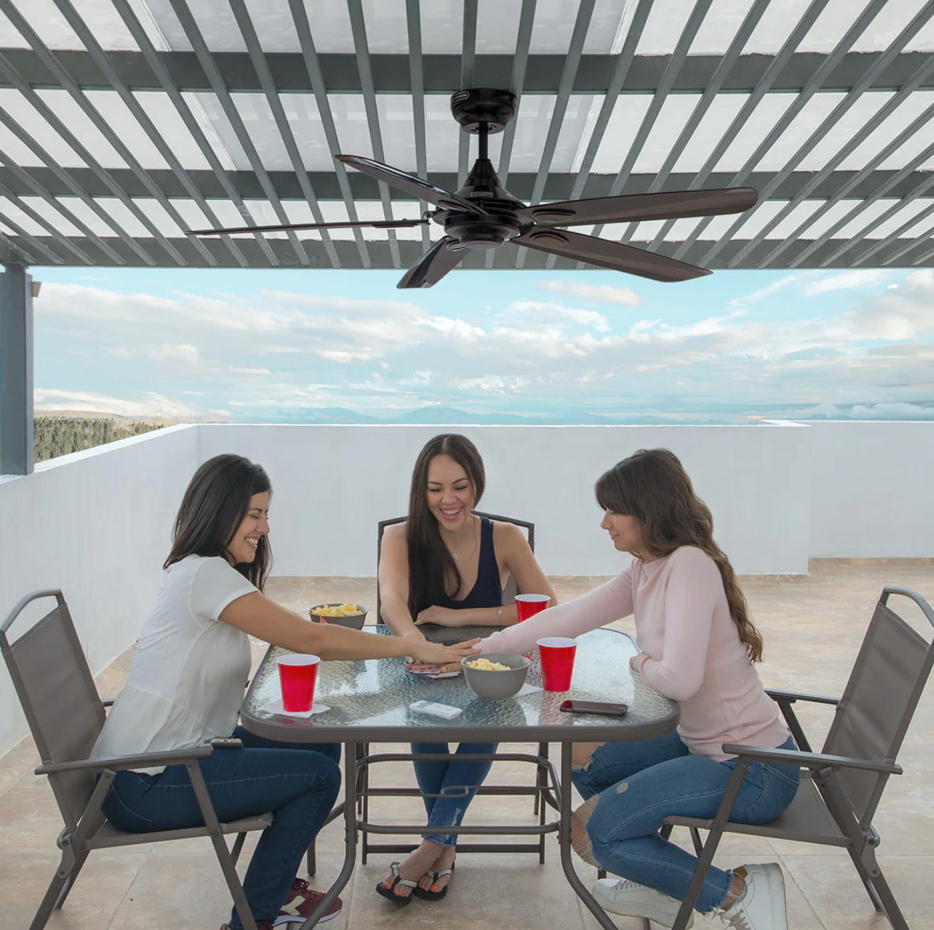 Ventilador Velvet 52″ Negro a prueba de agua vista frontal en terraza