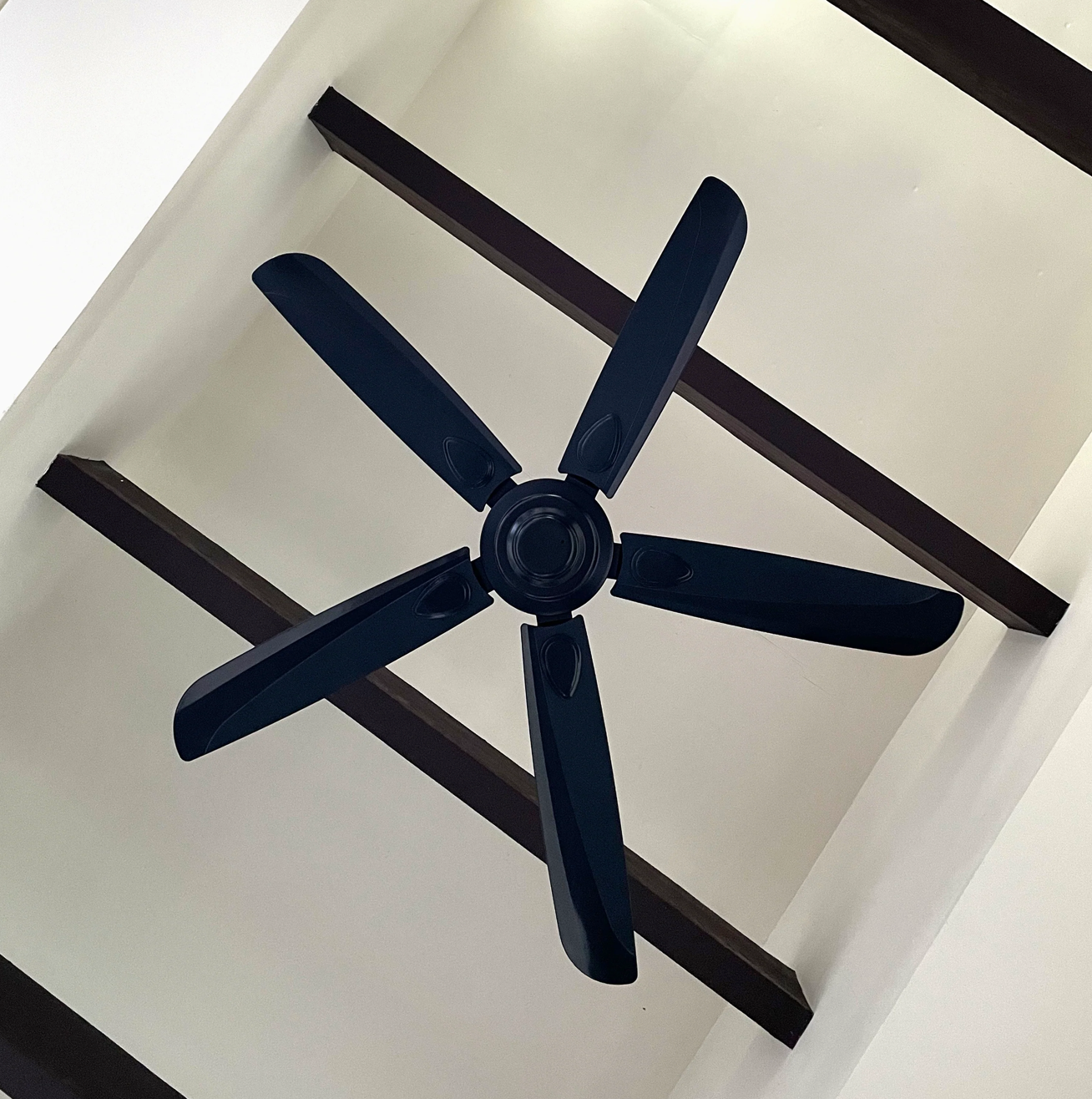 MASTERFAN| Ventilador Velvet 52" Negro a Prueba de Agua, Conexión Wi-Fi, 5 aspas