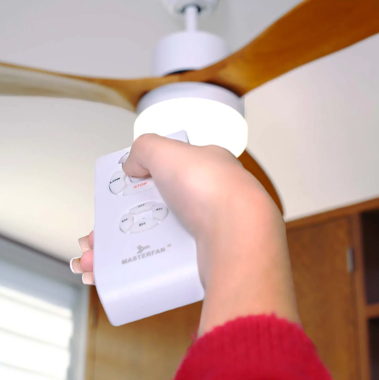 Ventilador Aria 52″ funcionando en salón moderno