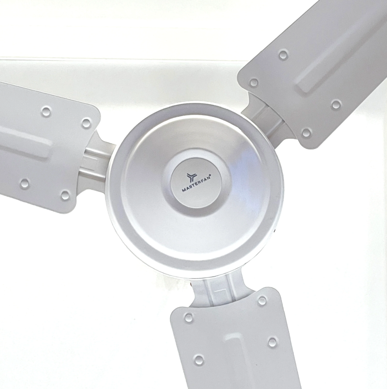 Detalle de las aspas del ventilador Prometheus 56″ Blanco