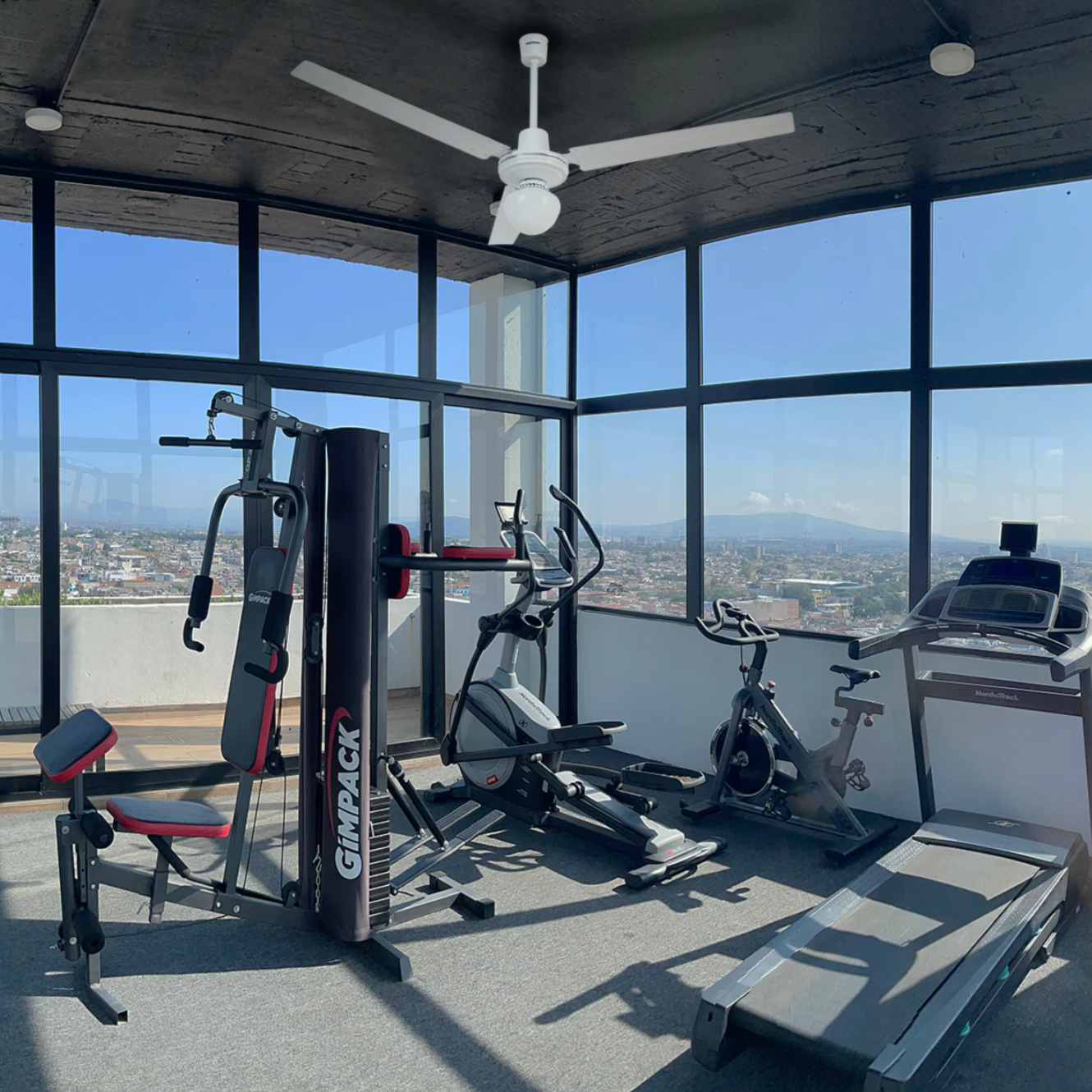 Ventilador Prometheus 56″ con luz blanco instalado en sala