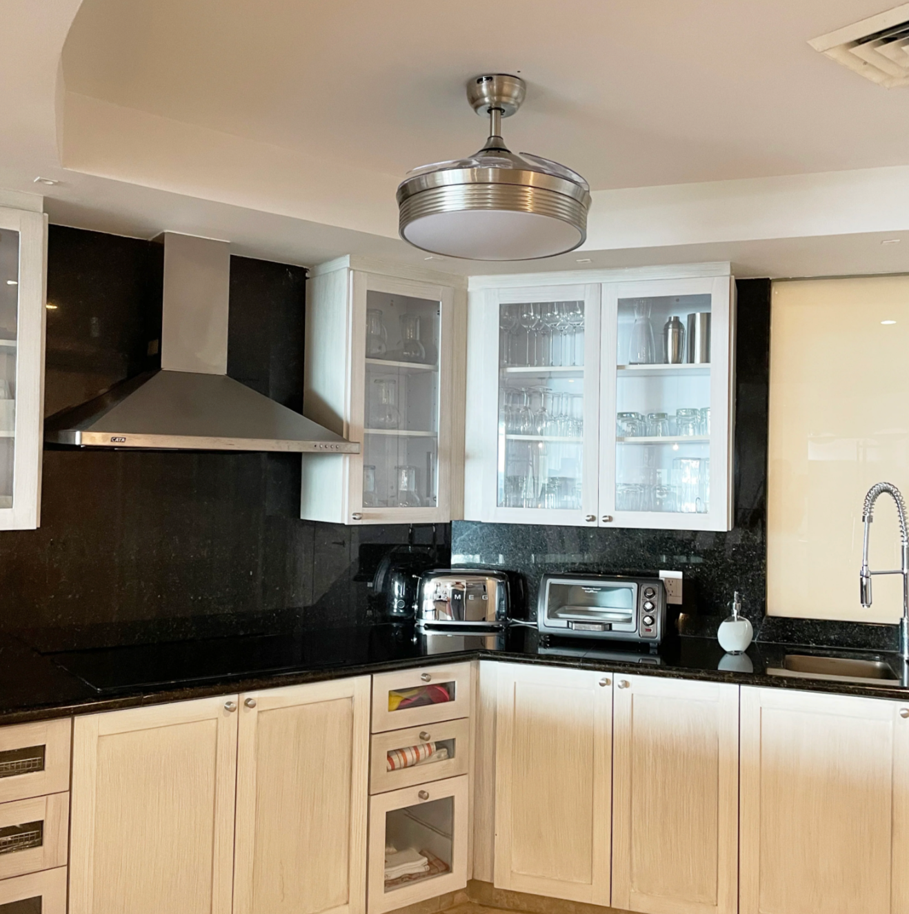 Ventilador Roma 42″ Satinado instalado en cocina