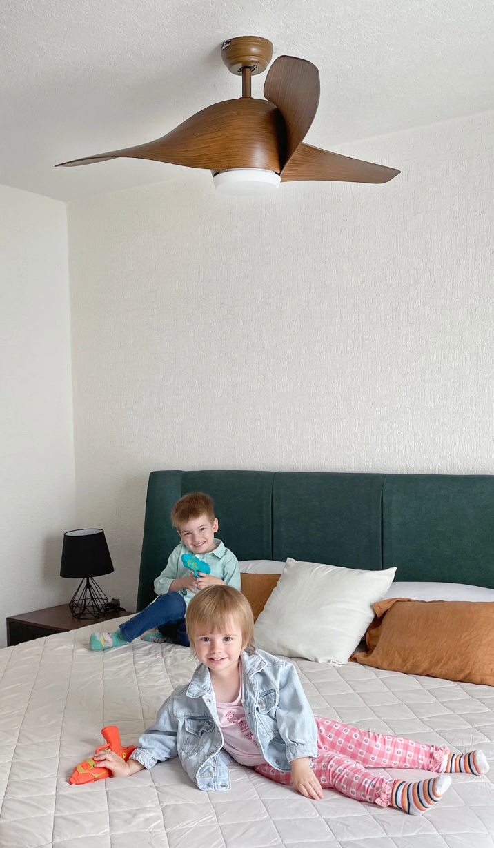 Ventilador Stela 52″ funcionando en un ambiente amplio